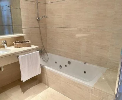 Bañera de hidromasaje privada en el baño de este apartamento independiente.