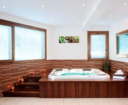 Jacuzzi del acogedor centro de bienestar del hotel.