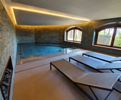 Zona de bienestar del hotel con piscina cubierta.