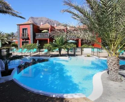 Fabuloso complejo de apartamentos con gran piscina exterior de tipo laguna.