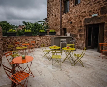 Zona exterior con mobiliario y vistas a la naturaleza de esta hotel rural.