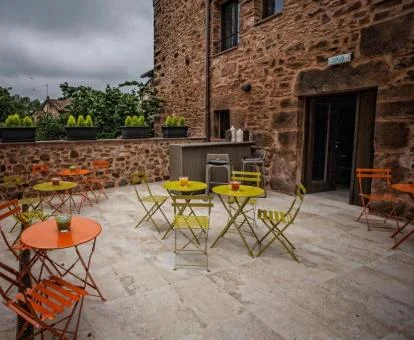 Terraza con comedores exteriores de este hotel romántico.