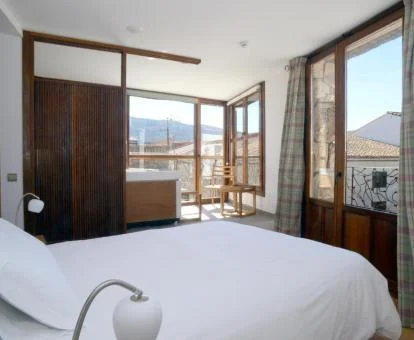 Una de las hermosas habitaciones con jacuzzi privado de este coqueto hotel.