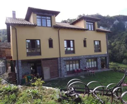 Acogedor hotel con encanto con zona exterior ajardinada.