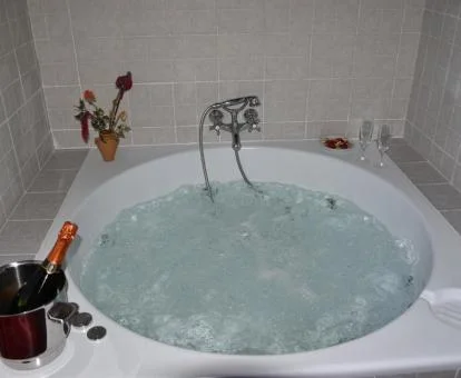 Amplia bañera de hidromasaje privada del apartamento ático de este establecimiento.