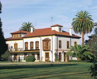 Precioso edificio tradicional de este hotel boutique rodeado de jardines.