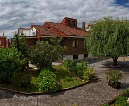 Alojamiento solo para adultos ubicado en una zona tranquila y rodeado de jardines.