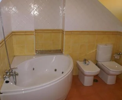 Bañera de hidromasaje privada de este coqueto apartamento.