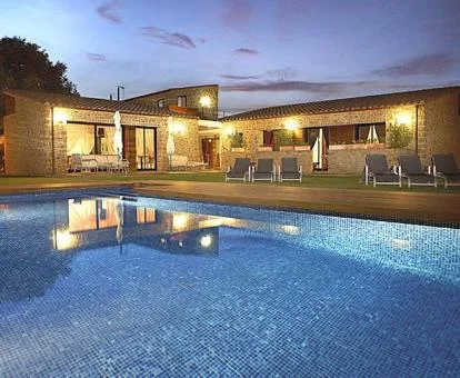 Foto exterior de este hotel romántico con piscina exterior.