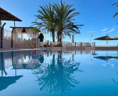 Gran piscina rodeada de tumbonas de este hotel romántico.