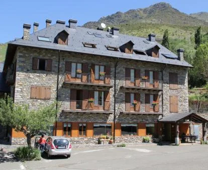 Edificio de este coqueto hotel con encanto rodeado de montañas.