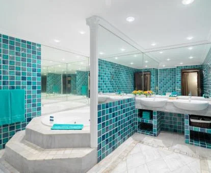 Baño con bañera de hidromasaje privada del apartamento suite de un dormitorio.