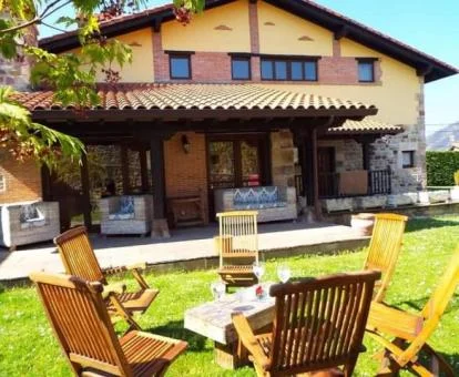 Edificio de este hotel rural con jardín y mobiliario exterior.
