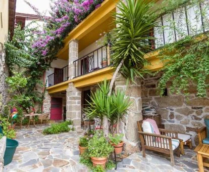 Edificio de piedra de este hotel con encanto con zonas exteriores.