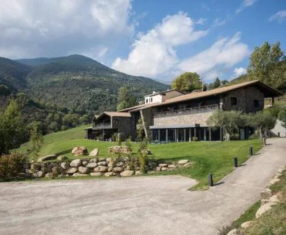 Hermoso hotel rural rodeado de vegetación con maravillosas vistas.