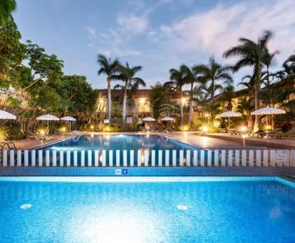 Hotel con encanto con grandes piscinas y bellos jardines.