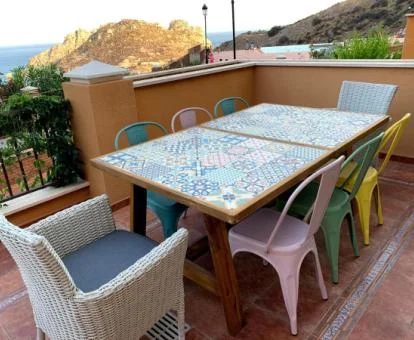 Terraza amueblada con vistas al mar de este apartamento independiente con bañera de hidromasaje privada.