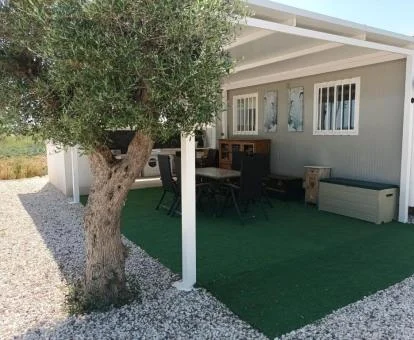 Una de las casas independientes con terraza de este alojamiento rural.