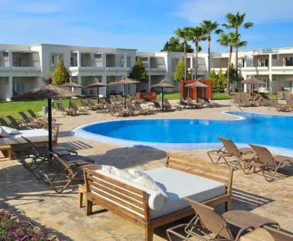 Amplias zonas exteriores con piscina y jardín de este hotel con encanto.