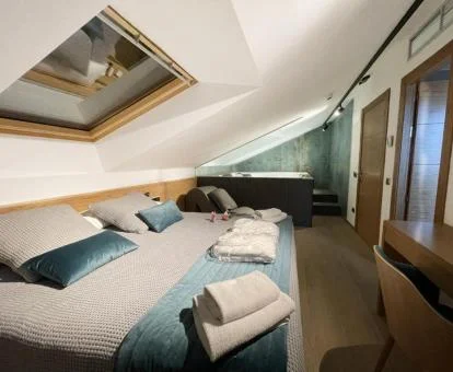 Una de las acogedoras habitaciones con jacuzzi privado de este hotel rural.