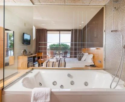 Una de las habitaciones con jacuzzi privado de este hotel con encanto.
