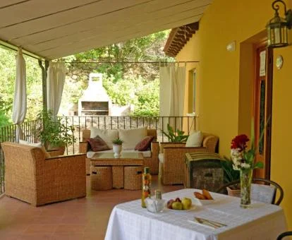 Agradable terraza con mobiliario y vistas al campo de este hotel boutique rural.