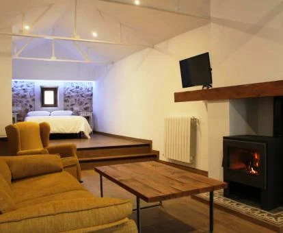 Habitación doble con bañera de hidromasaje y salón con chimenea de este hotel romántico.
