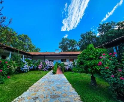 Edificio con bellos jardines de este hotel rural.