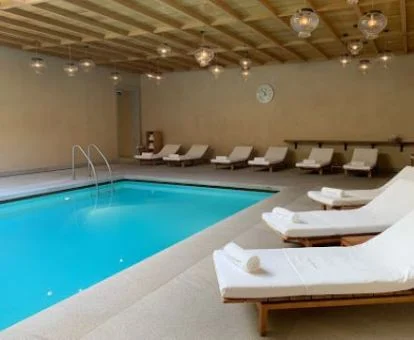 Piscina cubierta con zona de relajación del spa.