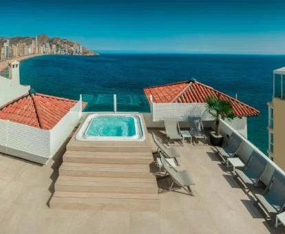 Preciosa terraza con vistas al mar y jacuzzis exteriores del hotel con encanto.