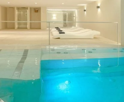 Instalaciones del spa con zona de agua y tumbonas.