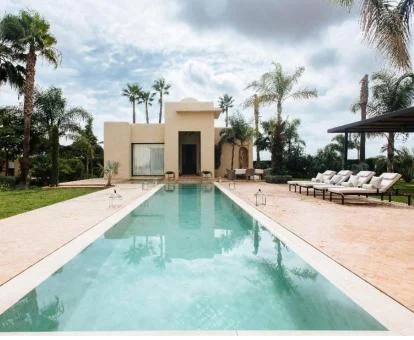 Zonas exteriores de este precioso establecimiento con piscina.