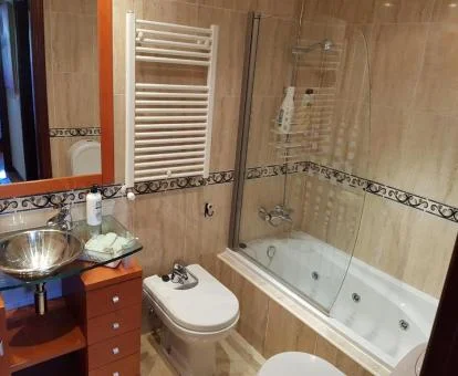 Baño con bañera de hidromasaje privada del apartamento.