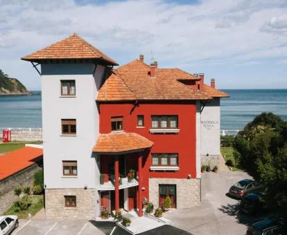 Edificio de este coqueto hotel boutique a pocos pasos del mar.