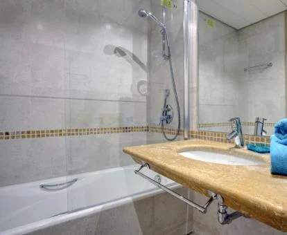 Bañera de hidromasaje privada en el baño de uno de los apartamentos del establecimiento.