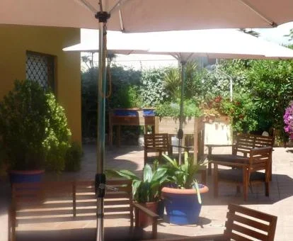 Terraza con mobiliario exterior de este hotel con encanto.