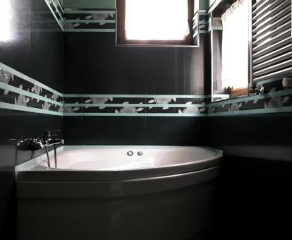 Amplia bañera de hidromasaje privada de uno de los apartamentos de este establecimiento rural.