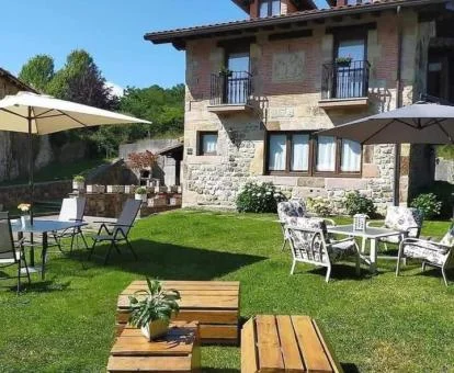 Precioso establecimiento rural con amplia zona exterior y mobiliario al aire libre.