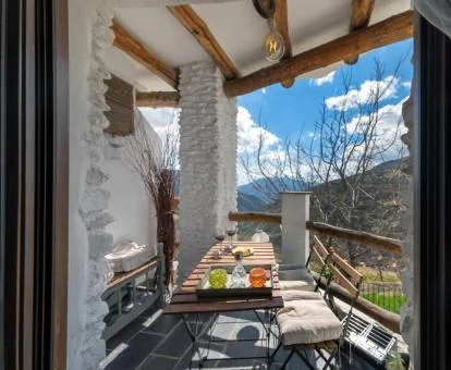 Terraza con comedor exterior y maravillosas vistas a las montañas de este precioso apartamento independiente.