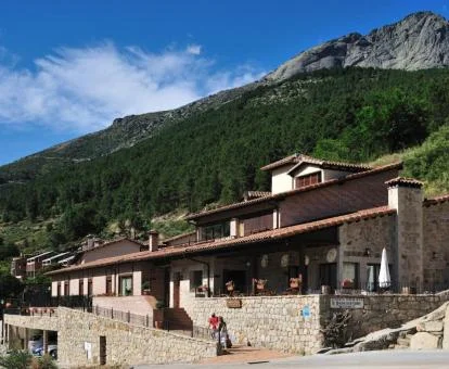 Edificio de este hermoso hotel rural en un tranquilo entorno natural para descansar.
