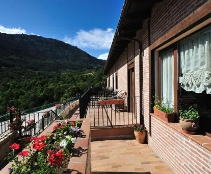 Terrazas con fabulosas vistas a las montañas de este hotel rural.