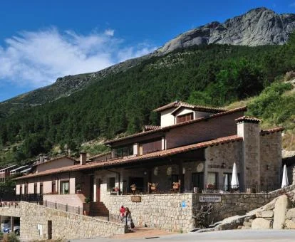 Coqueto hotel rural a los pies de las montañas.
