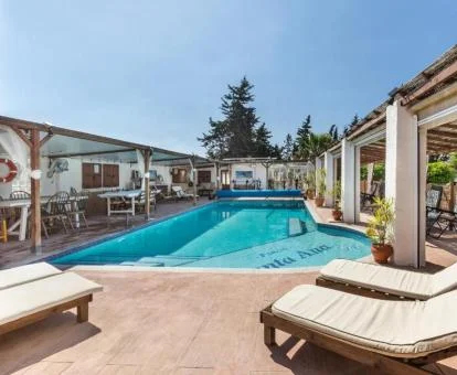 Maravillosa zona exterior con mobiliario y piscina al aire libre de este precioso establecimiento rural.