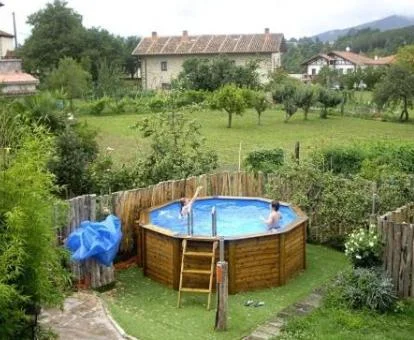 Zona exterior con piscina y jardines de este hotel con encanto.