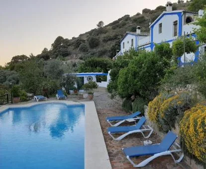 Coqueto hotel rural rodeado de naturaleza con piscina exterior.