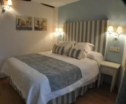 Una de las cómodas habitaciones dobles de este hotel rural en un pueblo tranquilo.