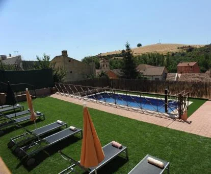 Vista aérea de la zona exterior con piscina y solarium de este hotel con encanto.