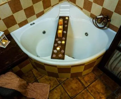 Amplio jacuzzi privado con decoración romántica de este coqueto apartamento.