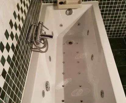 Bañera de hidromasaje privada de una de las suites de este establecimiento.