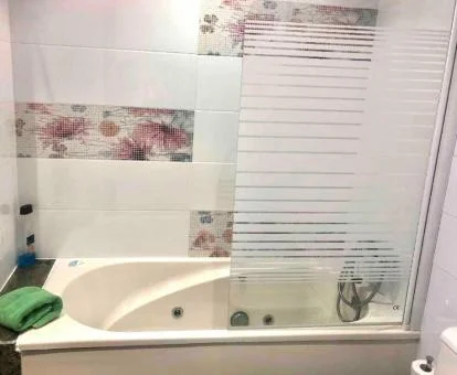 Bañera de hidromasaje privada en el baño del apartamento.